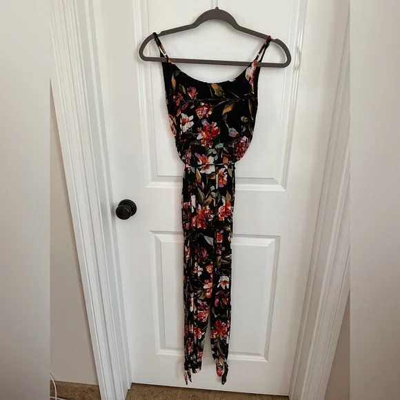 Floral romper / Pantsuit Size Small - Picture 3 of 6